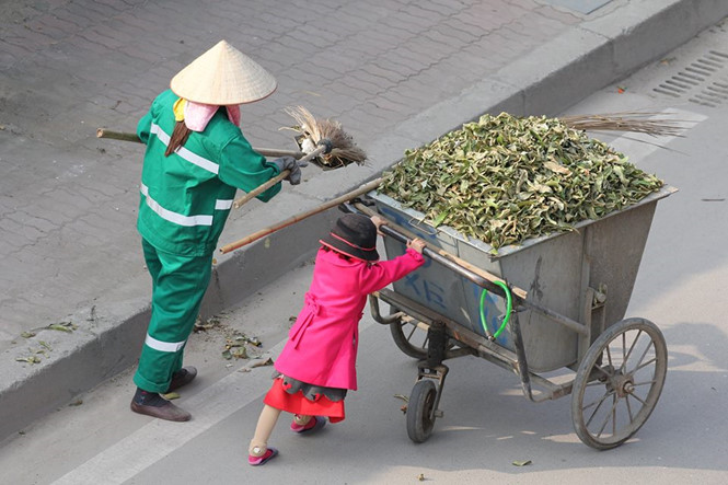 Xúc[-]động[-]với[-]hình[-]ảnh[-]em[-]bé[-]phụ[-]mẹ[-]quét[-]rác[-]ngày[-]Tết